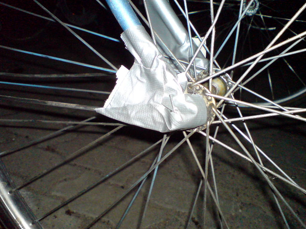 Vélos de ville et VTC suspendus dans l'atelier nantais Store Footwear Cycles