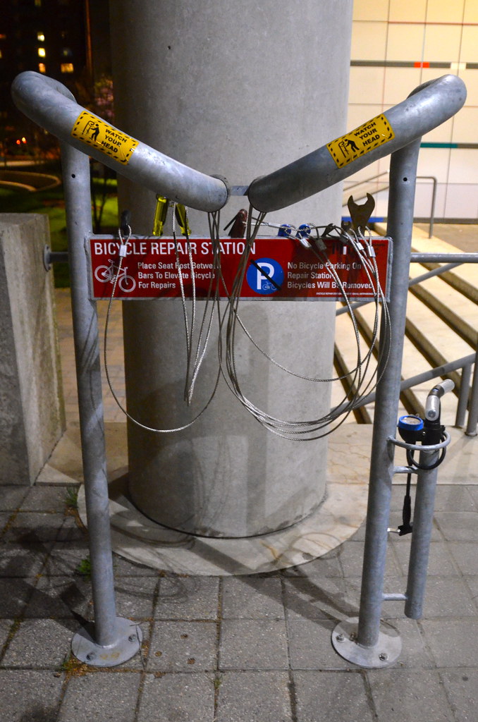 Outils et pièces détachées de cycle posés sur l'établi